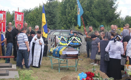 «Вічна пам’ять і честь тобі, побратиме!»: у Жигалівці попрощалися із полеглим морським піхотинцем