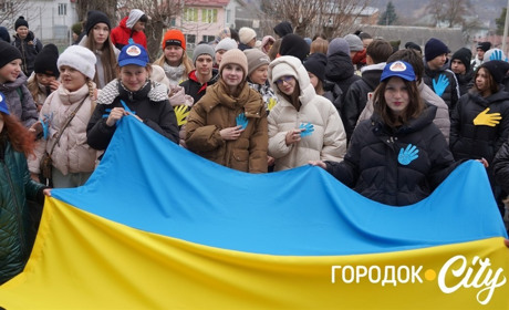 День єднання. У Городоцькому ліцеї №1 відзначили державне свято патріотичним флешмобом