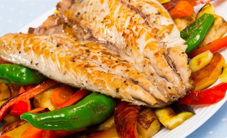 Рецепт дня: скумбрія з овочами у фользі