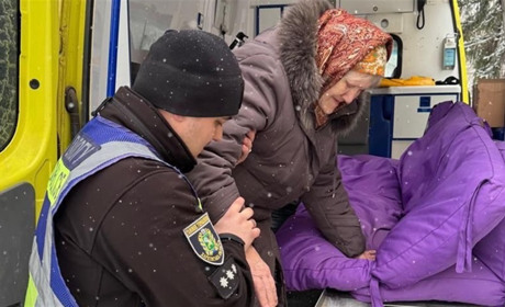 Поліцейські врятували жінку під час евакуації з Дворічанської громади