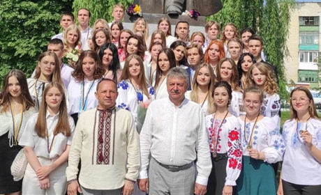 Золоті і срібні медалісти 2023: хто вони і у якій школі Старокостянтинова найбільше