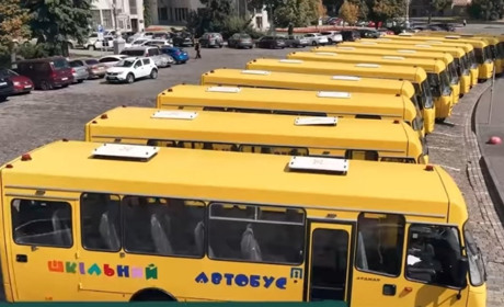 Шкільні автобуси передали Красноградському району для відновлення офлайн-навчання