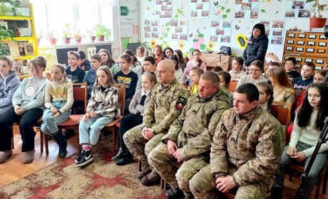 У бібліотеці для дітей провели годину патріотизму до Дня українського добровольця