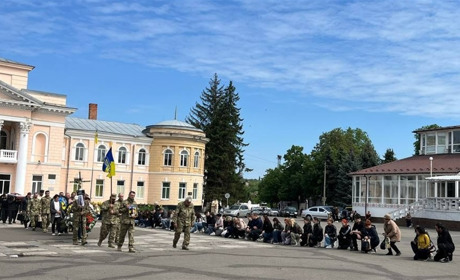 Первомайськ попрощався із солдатом Едуардом Опфером