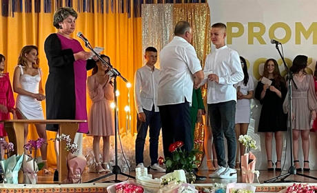 В Барі 9-класникам вручили свідоцтва про здобуття середньої освіти. Хтось з них вже став випускником