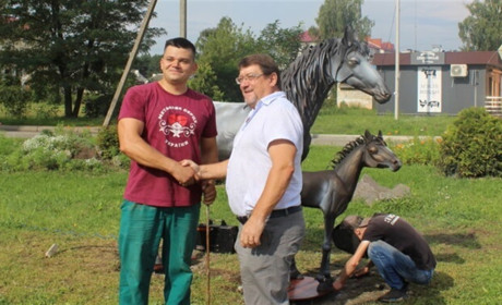 У Славуті встановили черговий артоб’єкт. І знову – коні!