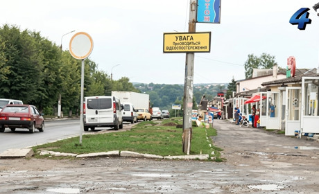 10 років тому: як у Городку вирішували проблему парковки біля магазинів