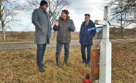 Дипломати консульства Польщі вшанували роковини трагедії польської колонії Паросля під Жовкинями
