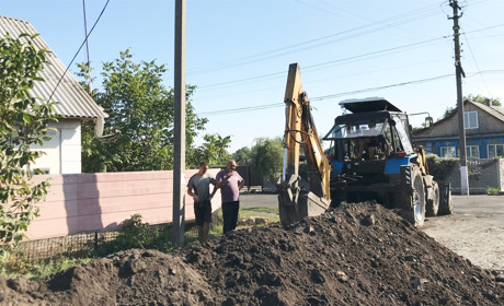 Петропавлівка з водою: у селищі продовжують вести водогін