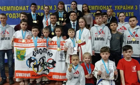 Сватівські каратисти привезли зі змагань у Черкасах 37 медалей, 17 з них — золото