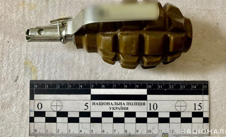 Поліцейські Шосткинщини виявили і вилучили у чоловіка бойову гранату уламкової дії