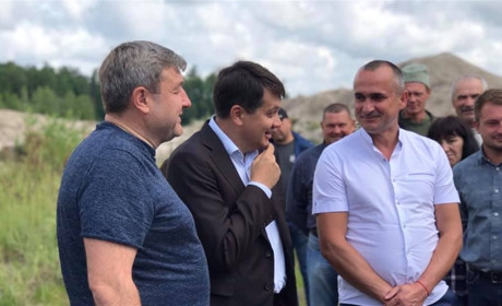 Лідер партії «Слуга Народу» Дмитро Разумков та Володимир Рашовський зустрілися з бурштинокопачами