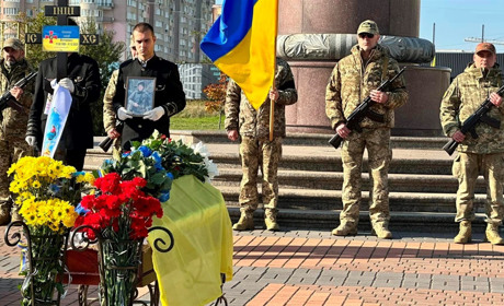 У Південному попрощалися із загиблим військовим Андрієм Проненком