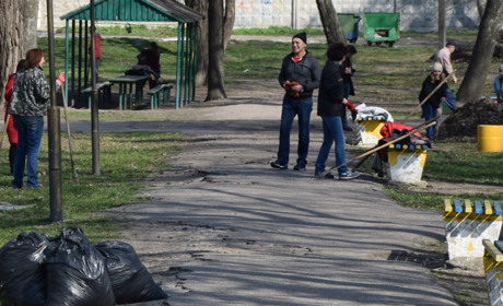У Переяславі толокою прибирали парки та територію колишньої військової частини