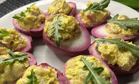 Яскрава закуска до Великодня: як приготувати фаршировані яйця з буряковим відтінком