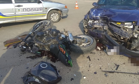 Аварія в Славуті: мотоцикл - вщент, мотоцикліст - у травматологічному відділенні лікарні