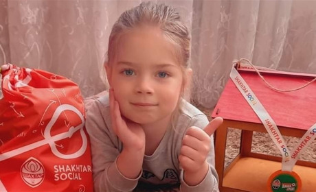 Дівчатка Попаснянської громади, які займаються футболом, отримали подарунки до 8 Березня