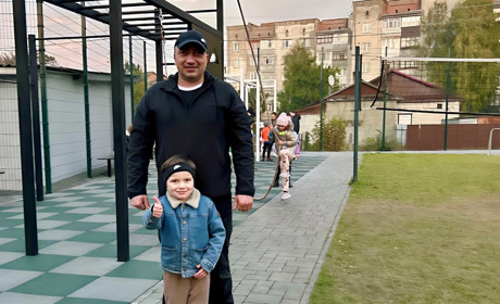 «Зробили, як для себе»: в Сарнах благодійники облаштували дитячий майданчик