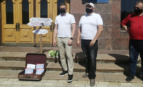 «Чемодан — вокзал — Херсон»: як під стінами Кіровоградської ОДА «проводжали» херсонських чиновників