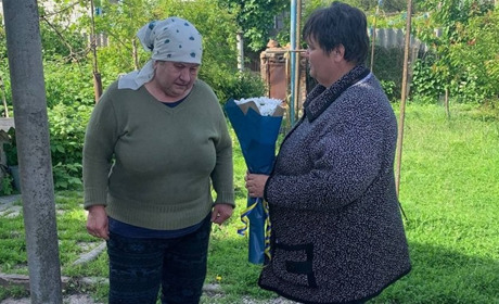 Матерів загиблих на війні синів з подякою і квітами провідали земляки Циблівської громади