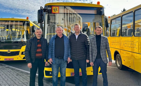 Дві громади з Сарненського району отримали нові шкільні автобуси