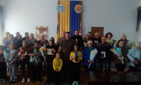 Вшанували героїв у Кропиницькому:родинам загиблих військових з Дмитрівської громади вручили нагороди