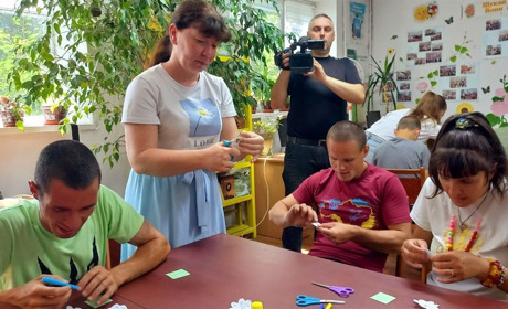 У бібліотеці відбувся майстер - клас «Кошик з квітами для друзів» у рамках проєкту "Рука допомоги"