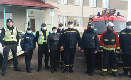 Школярі провели день з поліцейським та рятувальником