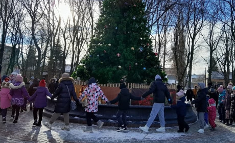 Відкриття головної ялинки відбулось в Сахновщині — дітей вітав Дід Мороз