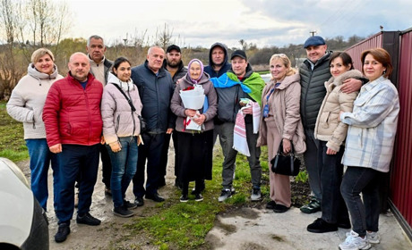 Ціна свободи: Микола Максименко із Кагарлика на колінах поцілував рідну землю