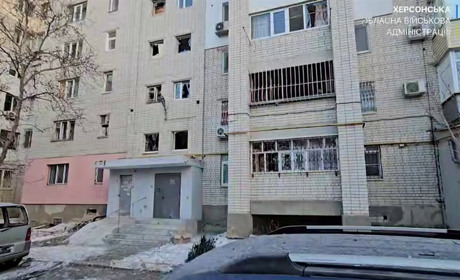 На Херсонщині окупанти завдали ударів по житлових будинках, адмінбудівлі та автівках