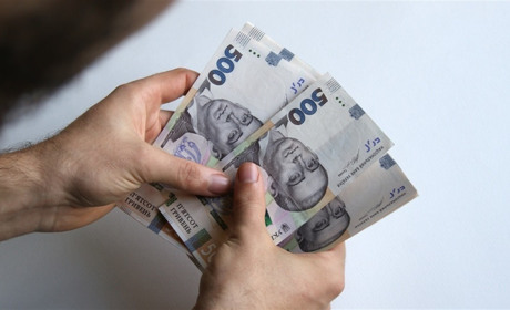 Українцям із соціально вразливих категорій готують доплату 1500 грн і кешбек на пальне