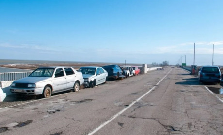 На адмінкордоні між Херсонщиною і Кримом – черги з понад ста машин