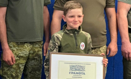 Юного славутського волонтера Олексія Борея відзначено грамотою від Валерія Залужного