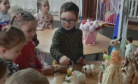 В садочку «Теремок» триває виставка декоративного мистецтва із доробок батьків вихованців