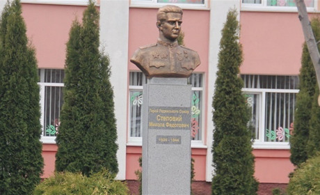Знову на постаменті: погруддя Миколи Степового повернули на подвір’я школи №1 у Калинівці