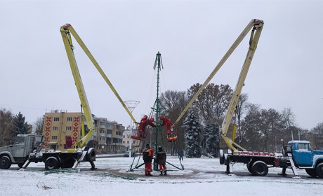 В Измаиле приступили к установке главной новогодней елки