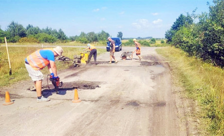 У селі Острівці розпочали ремонтувати дороги. На черзі – до Воронок та до Білого озера
