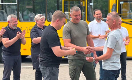 Три громади на Сарненщині отримали нові автобуси для школярів