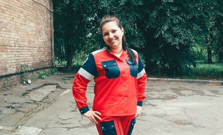 «Якщо всі поїдуть, хто допомагатиме людям?»: парамедикиня з Глухова про роботу на «швидкій»