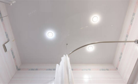 Модернизация ванной комнаты в квартире малых габаритов в Киеве - устанавливаем натяжные потолки