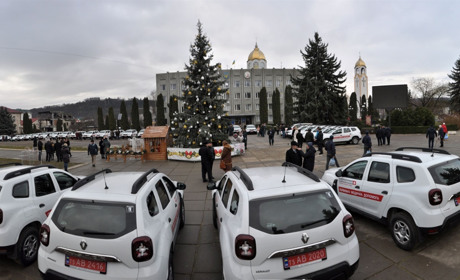 У Чорткові вручили ключі від 70 автомобілів, придбаних для амбулаторій семи районів області