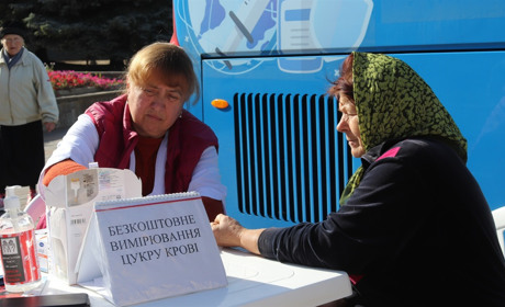 У Жмеринці на площі Миру жителям міста запропонували безкоштовно перевірити стан свого здоров’я