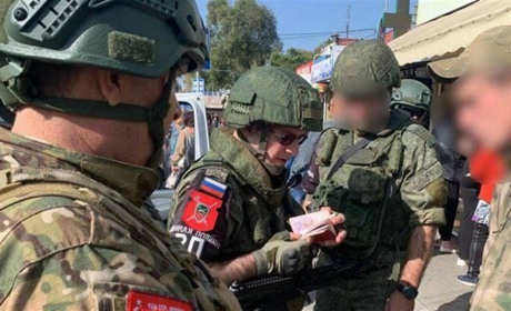 У Мелітополі рядовим солдатам дозволили вибірково перевіряти містян
