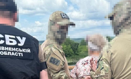 СБУ викрила зрадницю: жінка знімала на міні-камеру блокпости для російських диверсантів
