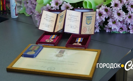 Про них пам’ятають. Рідним трьох захисників із Городоччини передали посмертні нагороди синів