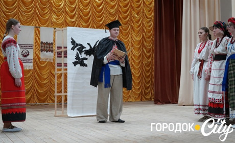 Вистава «Маруся Чурай» від шкільного театрального гуртка «Сузір’я» зібрала у Городку аншлаг
