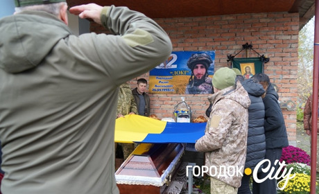 Він завжди йшов уперед. У селі Новий Світ попрощалися з полеглим Героєм Русланом Павлуцьким