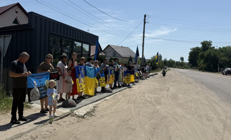 Під палючим сонцем заради тих, кого чекають: як у Тинному підтримують зниклих безвісти військових