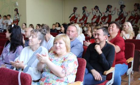 Вітання на перерві: у Старокостянтинівському НВК відзначили День вчителя